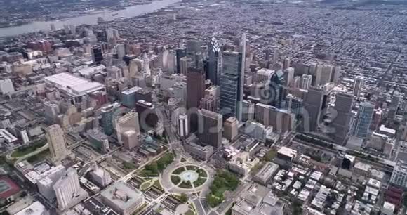 费城美丽的城市景观商务摩天大楼特拉华河市政厅洛根环形公园背景视频的预览图
