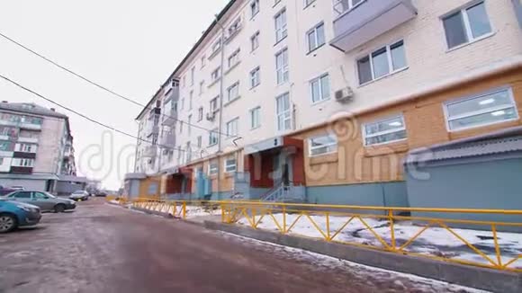冬季新落成的公寓楼视频的预览图