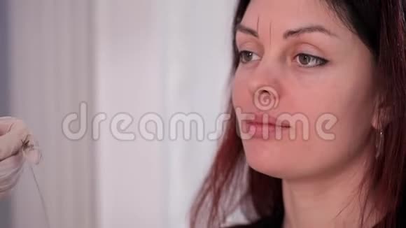 少女画像美容师借助染线将眉毛的形状对齐4K慢慢视频的预览图