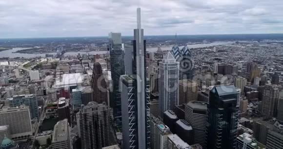 多云的费城城市景观与商业摩天大楼的背景云天特拉华河和桥视频的预览图