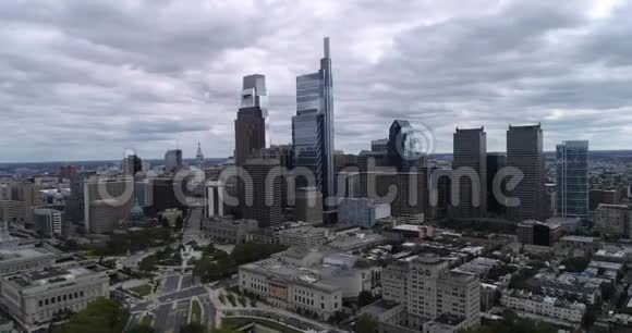 多云的费城城市景观与洛根广场和市政厅的背景视频的预览图