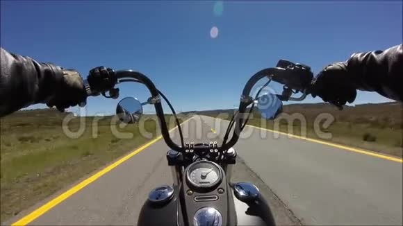 在美丽的风景中乘坐黑色摩托车的专业自行车者乘坐快速下坡公路的第一人称景观视频的预览图