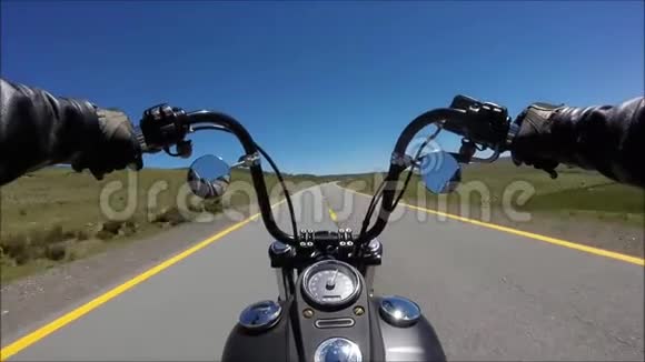 第一人称POV景观专业自行车骑在高速下坡在华丽的公路道路上黑色运动摩托车视频的预览图