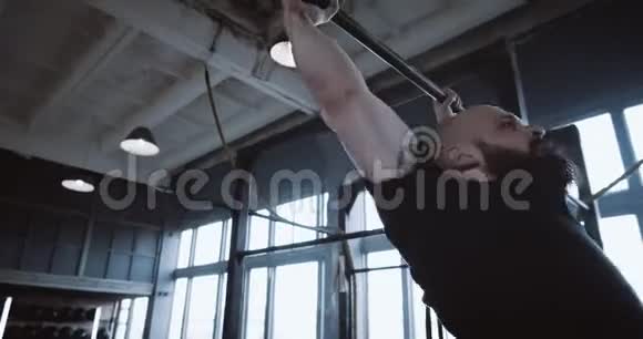 运动年轻强壮英俊的高加索男人在大型健身房慢动作的功能锻炼中做拉力运动视频的预览图