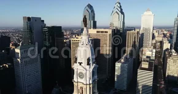 费城市政厅大楼和威廉彭的铜像背景II的城市景观和美丽的日落之光视频的预览图