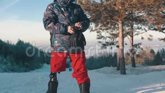 滑雪板一个有假腿的人站在木板上戴上他的保护装置视频的预览图