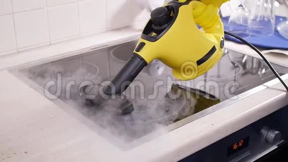 房屋清洁概念男士清洁厨房用蒸汽清洁剂视频的预览图
