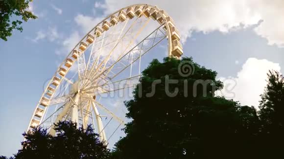 公园里的大摩天轮视频的预览图