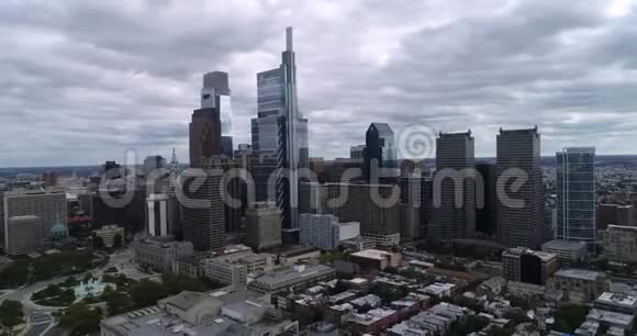 多云的费城城市景观与洛根广场和市政厅的背景视频的预览图