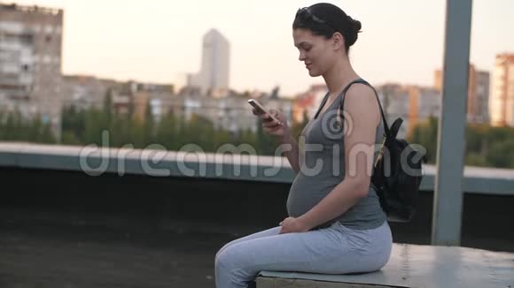带手机的孕妇视频的预览图