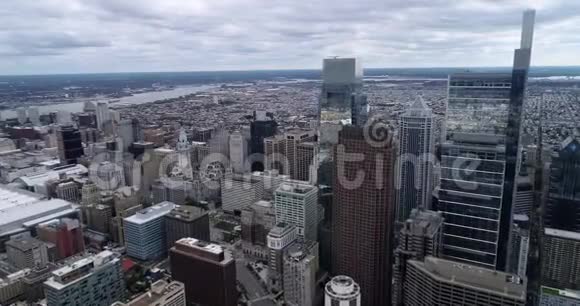 多云的费城城市景观与商业摩天大楼市政厅的背景云天一视频的预览图