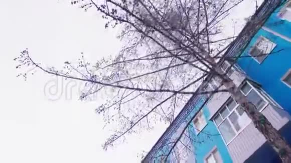 冬季蓝色住宅建筑的运动视频的预览图
