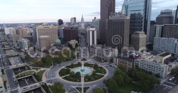 费城洛根广场和喷泉背景城市景观和大教堂市政厅视频的预览图