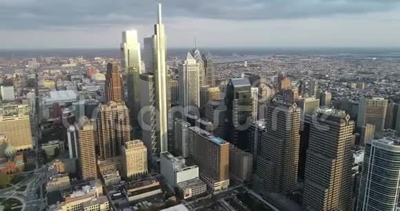 费城城市景观与摩天大楼和特拉华河的背景阳光日视频的预览图