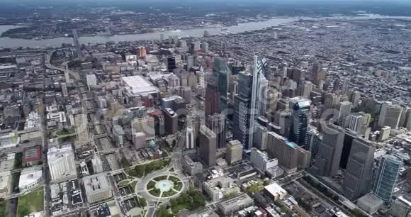费城城市景观摩天大楼和特拉华河本富兰克林大桥市政厅背景图根圈视频的预览图