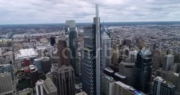 多云的费城城市景观与商业摩天大楼的背景云天一视频的预览图