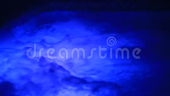 带蓝色和红色照明的按摩浴缸海水沸腾视频的预览图