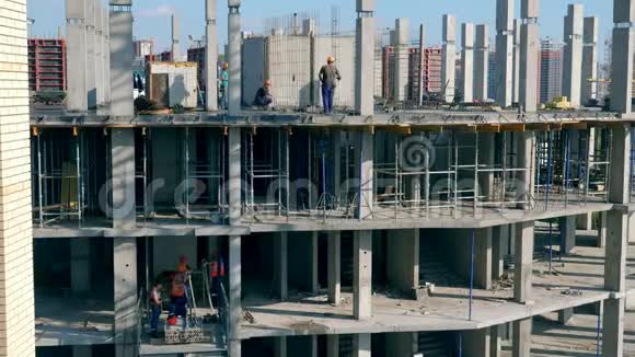 在建造中的建筑物中工作的男子的快速行动视频的预览图
