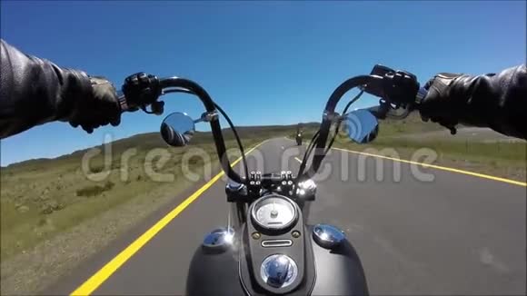 在华丽的风景中乘坐黑色摩托车的专业自行车手快速下坡公路的第一人称景观视频的预览图