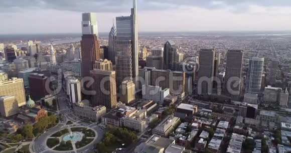 背景为摩天大楼和洛根广场圆形喷泉大教堂的费城城市景观视频的预览图