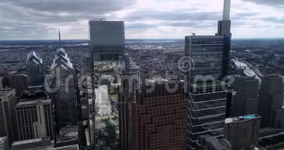 费城城市风景著名的美丽商业摩天大楼的背景在玻璃上反射云天视频的预览图