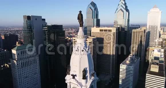 费城市政厅大楼和威廉彭的铜像背景一城市景观与美丽日落视频的预览图