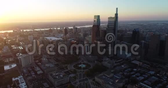 费城城市景观背景日落光洛根广场商业区视频的预览图