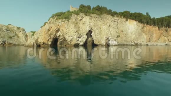海边岩石中的普希金洞穴视频的预览图
