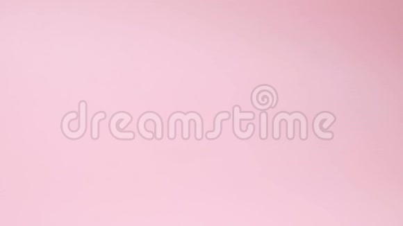 粉色复古玩具车在粉色背景上送花束玫瑰花二月十四日卡情人节3月8视频的预览图