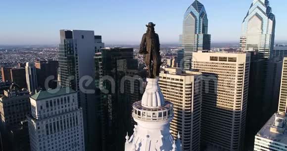 费城市政厅大楼和威廉彭的铜像背景三城市景观及美丽日落视频的预览图