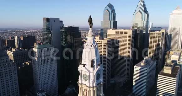 费城市政厅大楼和威廉彭的铜像背景四的城市景观和美丽的日落之光视频的预览图