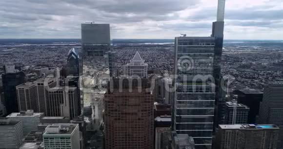 费城城市景观与著名的美丽商业摩天大楼的背景在玻璃上反射云天视频的预览图