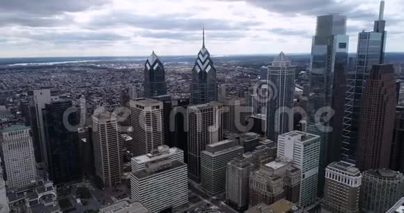 美丽的商业摩天大楼背景下的费城城市景观视频的预览图
