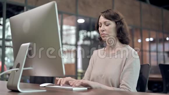 工作中颈部疼痛的老女人视频的预览图