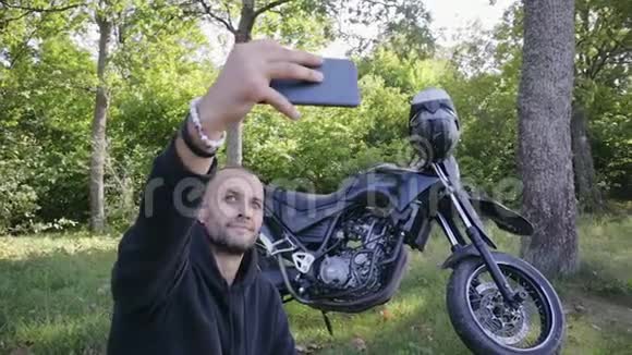 男骑自行车旅行者在摩托车背景上自拍照片视频的预览图