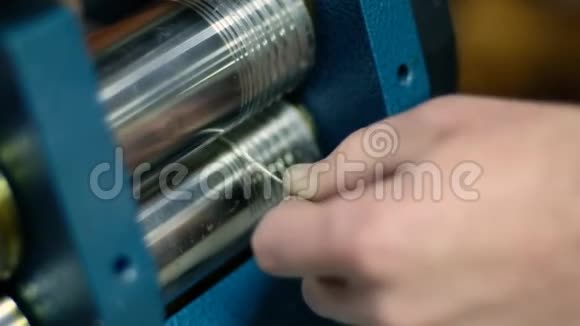 珠宝滚轮在工艺车间用滚筒拉伸和滚动银丝视频的预览图