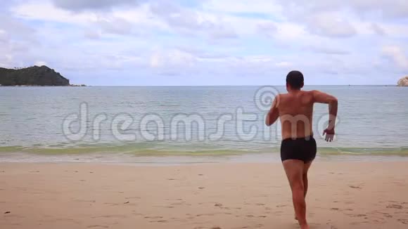 有趣的人在海滩上跑到海里跳进海里游泳视频的预览图