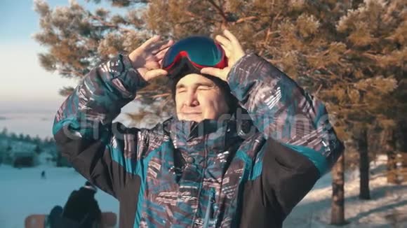 滑雪板一个微笑的人滑雪板上戴着防护眼镜视频的预览图