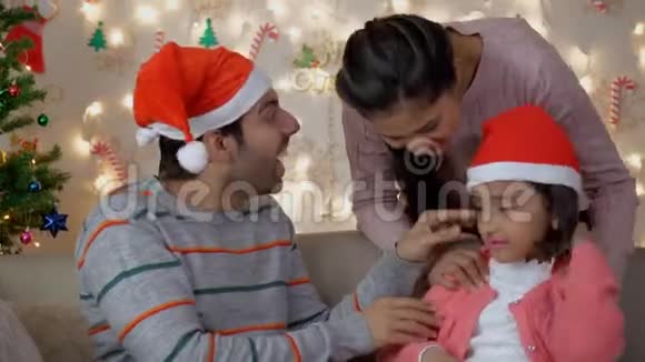 印度幸福的家庭互相祝圣诞快乐视频的预览图