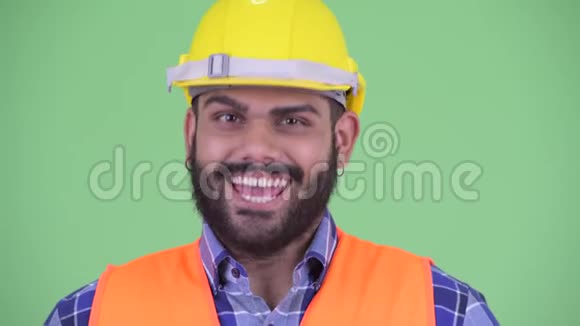 一脸快乐的年轻超重留着胡须的印度男子建筑工人点头是的视频的预览图