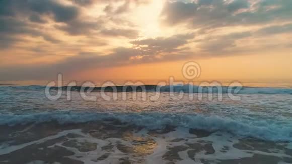 热带海滩日出海浪拍打沙滩视频的预览图