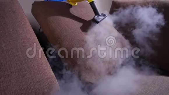 家具和公寓清洁概念在家用蒸汽清洁器打扫沙发的男人视频的预览图