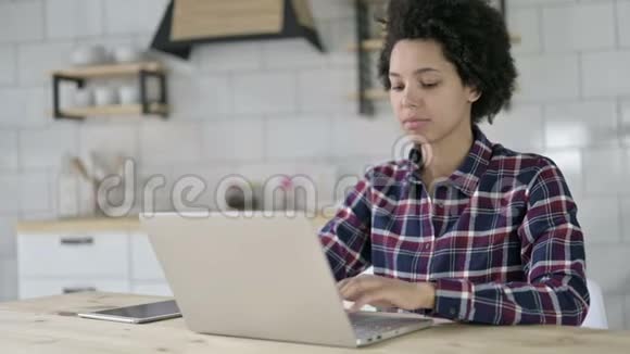 非洲裔美国妇女在办公室里背痛视频的预览图