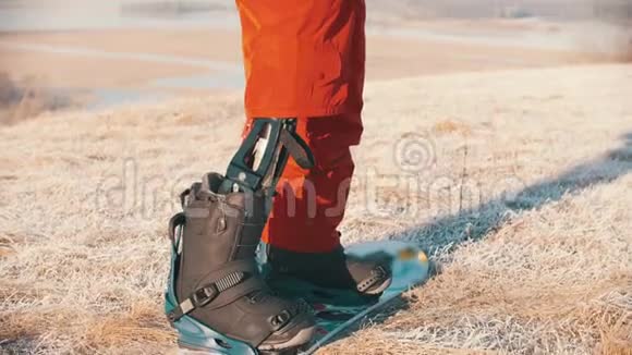 滑雪板一个假肢站在木板上的人受伤的腿视频的预览图