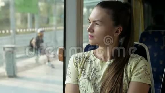 从火车窗口望出去的年轻女子女孩想着在火车窗口附近坐着什么视频的预览图