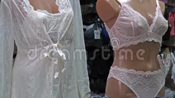 佩诺瓦和一套漂亮的白色蕾丝女士内衣在一个旋转的人体模型在内衣精品展视频的预览图