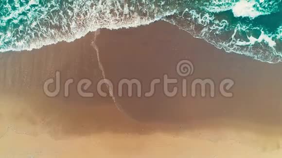 海上日出和沙滩上的浪花视频的预览图