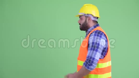 快乐的年轻超重留着胡须的印度男子建筑工人向后展示视频的预览图