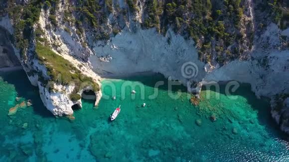 无人驾驶飞机观看标志性的无人居住的小岛马塞西Zakynthos视频的预览图