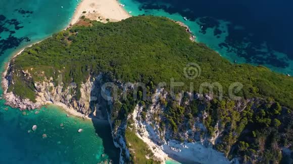 无人驾驶飞机观看标志性的无人居住的小岛马塞西Zakynthos视频的预览图